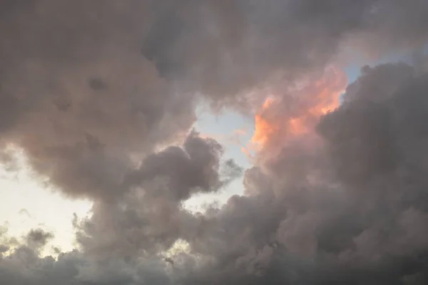 빛나는 분홍빛 황금빛 뭉게구름들 후부드럽게 빛나고 있습니다 끼었다 기상학 아름다운 — 스톡 사진