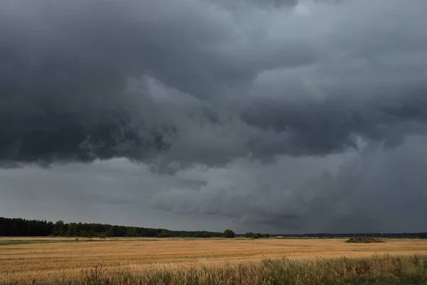Dramatická Obloha Temné Mraky Nad Oraným Zemědělským Polem Lesem Venkovská — Stock fotografie