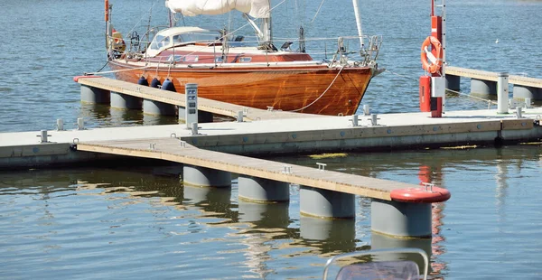 优雅的现代帆船 配有木制柚木甲板 停泊在游艇码头上 航行船只 休闲活动 生活方式主题 — 图库照片