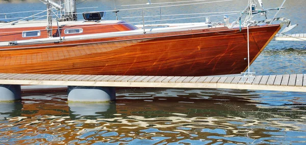 Elegante Barca Vela Moderna Con Ponte Legno Teak Ormeggiato Molo — Foto Stock