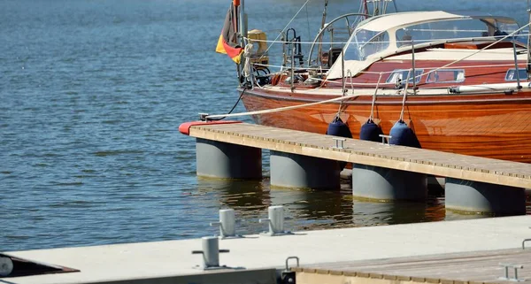 优雅的现代帆船 配有木制柚木甲板 停泊在游艇码头上 航行船只 休闲活动 生活方式主题 — 图库照片