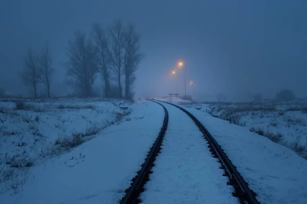 Ferrocarril Iluminado Cubierto Nieve Por Noche Paisaje Invernal Atmosférico Misteriosa — Foto de Stock