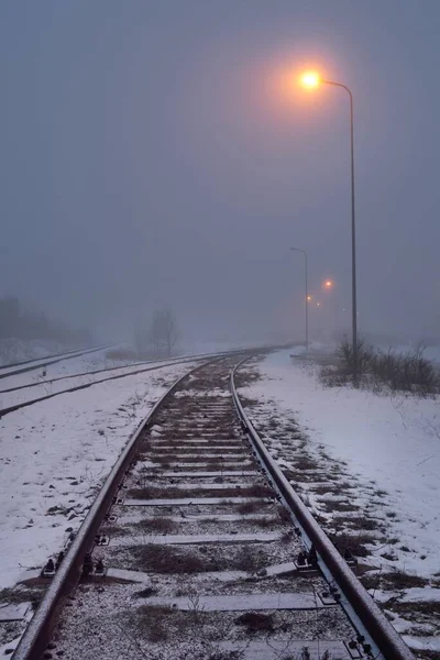 Belyst Snötäckt Järnväg Natten Atmosfäriskt Vinterlandskap Mystiskt Blått Ljus Transporter — Stockfoto