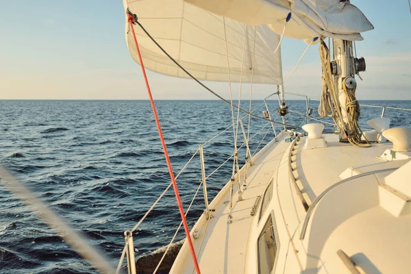 Sloop Branco Sabotou Iate Navegando Mar Aberto Pôr Sol Céu — Fotografia de Stock