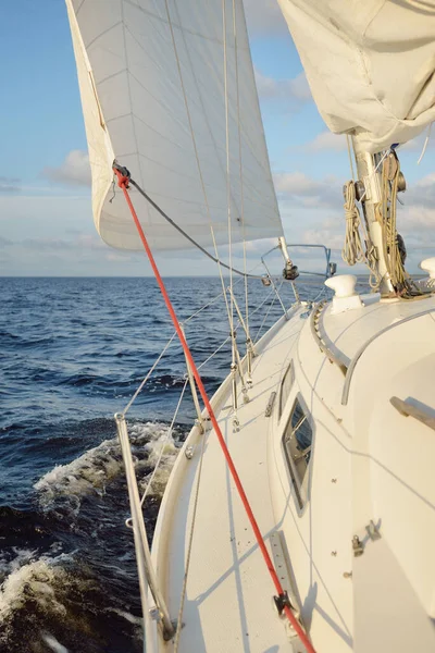 Білий Шлюп Накрив Яхту Пливла Відкритому Морі Заході Сонця Чисте — стокове фото