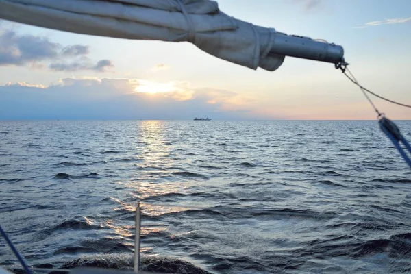 Bílá Šalupa Upravená Jachta Plachtění Baltském Moři Nákladní Loď Pozadí — Stock fotografie