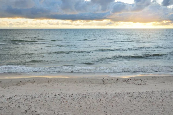 Oostzee Zandduinen Strand Storm Zonsondergang Zacht Gouden Zonlicht Gloeiende Wolken — Stockfoto