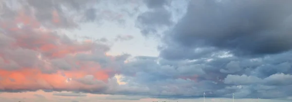 晴朗的蓝天 粉色和金色的卷云以及日落后的积雨云 戏剧化的云雾 概念艺术 气象学 图像资源 风景如画的全景 — 图库照片