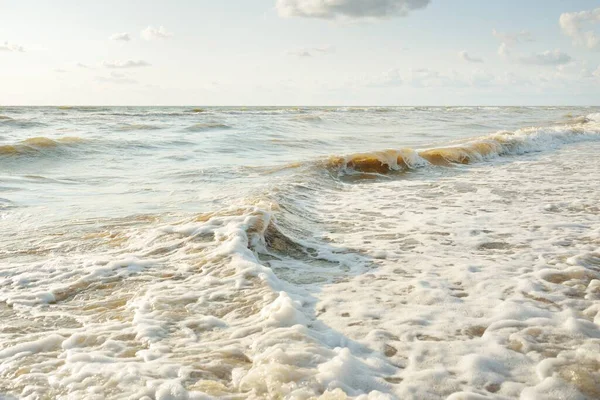 Oostzee Storm Zonsondergang Zacht Gouden Zonlicht Wateroppervlaktextuur Neerstortende Golven Spatten — Stockfoto