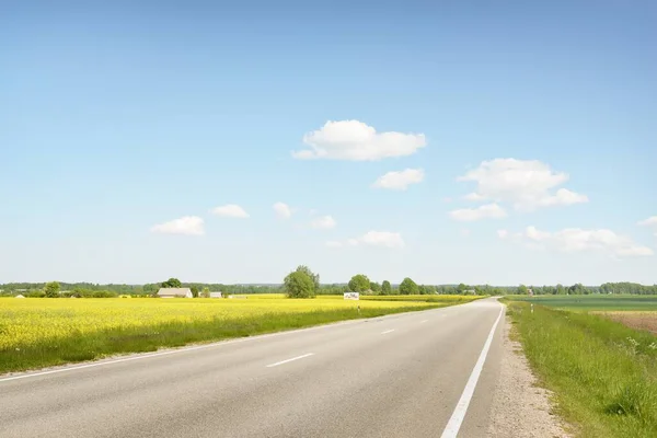 Autorijden Door Groene Velden Bossen Een Zonnige Dag Heldere Blauwe — Stockfoto