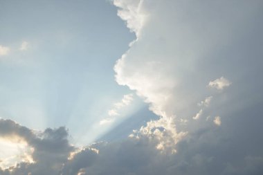 Destansı fırtına bulutları. Beyaz süslemeli günbatımı kümülüs bulutları. Yumuşak altın güneş ışığı. Açık mavi gökyüzü. Doğal desen, doku, arkaplan, duvar kağıdı, grafik kaynakları, tasarım, kopyalama alanı