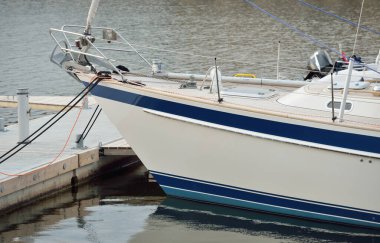 Yeni bir yat limanında limana demirlemiş beyaz yelkenli. Deniz aracı, ulaşım, spor, yelkenli yarışı, tatiller, eğlence, eğlence, eğlence, turizm, yat kulübü, servis