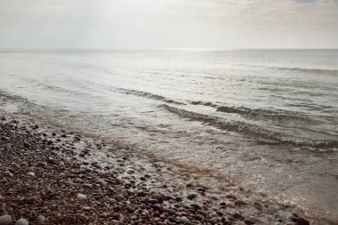 Fırtınadan sonra Baltık kıyıları (kum tepeleri, plaj). Gün batımı, parlayan kara bulutlar. Resimli panoramik manzara. Doğa, çevre, ekoloji, eko-turizm, yürüyüş, keşif kavramları