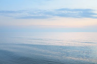 Yağmurdan sonra Baltık Denizi. Dramatik günbatımı gökyüzü, parlayan pembe ve altın fırtına bulutları. Resimli panoramik manzara. Doğa, çevre, değişken hava, kasırga