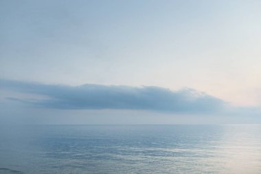 Yağmurdan sonra Baltık Denizi. Dramatik günbatımı gökyüzü, parlayan fırtına bulutları. Resimli panoramik manzara. Doğa, çevre, değişken hava, kasırga