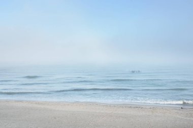 Güneşin doğuşunda sisli bir havada Baltık Denizi manzarası. Kumsal, kum tepeleri. Yumuşak güneş ışığı. Idyllic yaz deniz manzarası. Doğa, çevre, tatiller, eko-turizm, yürüyüş ve keşif kavramları