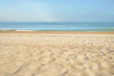 Güneşin doğuşunda sisli bir havada Baltık Denizi manzarası. Kumsal, kum tepeleri. Yumuşak güneş ışığı. Idyllic yaz deniz manzarası. Doğa, çevre, tatiller, eko-turizm, yürüyüş ve keşif kavramları