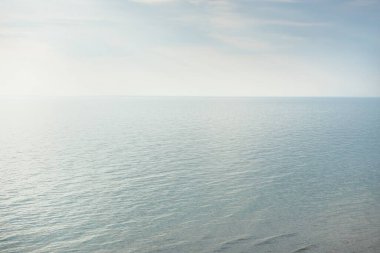 Fırtınadan sonra Baltık kıyılarından panoramik hava manzarası. Temiz gün batımı gökyüzü, yansımalar, durgun su yüzeyi dokusu. Doğa, çevre. Idyllic rüya gibi deniz manzarası