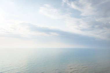Fırtınadan sonra Baltık kıyılarından panoramik hava manzarası. Temiz gün batımı gökyüzü, yansımalar, durgun su yüzeyi dokusu. Doğa, çevre. Idyllic rüya gibi deniz manzarası