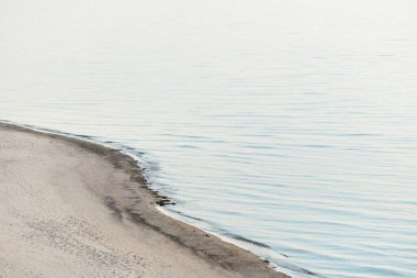 Fırtınadan sonra Baltık kıyılarından panoramik hava manzarası. Temiz gün batımı gökyüzü, yansımalar, durgun su yüzeyi dokusu. Doğa, çevre. Idyllic rüya gibi deniz manzarası