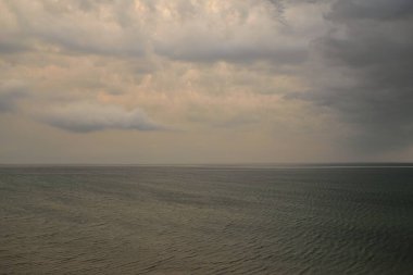 Fırtına sonrası dramatik bulutlar altında Baltık Denizi. Sahilden panoramik hava manzarası. Destansı deniz manzarası. Kasırga, fırtına, sert hava, meteoroloji, iklim değişikliği, doğal fenomen