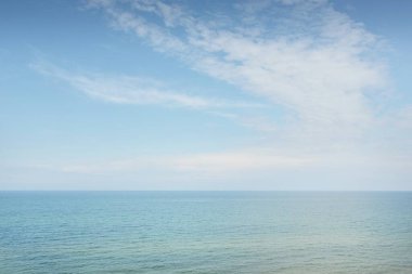 Fırtınadan sonra Baltık kıyılarından panoramik hava manzarası. Temiz gün batımı gökyüzü, yansımalar, durgun su yüzeyi dokusu. Doğa, çevre. Idyllic rüya gibi deniz manzarası