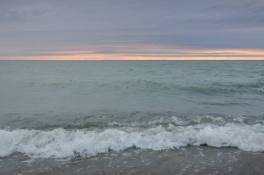Fırtınadan sonra Baltık Denizi üzerinde dramatik günbatımı gökyüzü. Panoramik manzara. Yumuşak güneş ışığı, parlayan bulutlar. Doğa, çevre, ekoloji