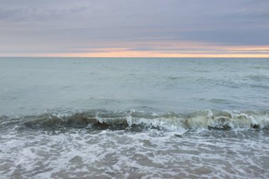 Fırtınadan sonra Baltık Denizi üzerinde dramatik günbatımı gökyüzü. Panoramik manzara. Yumuşak güneş ışığı, parlayan bulutlar. Doğa, çevre, ekoloji