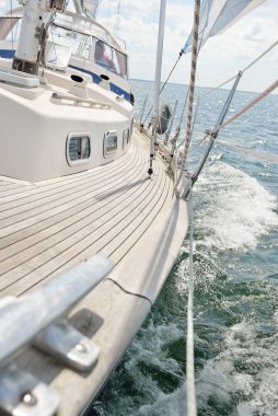 Herreshoff, açık denizde yelken açan eski klasik bir yat tasarladı. Tahta meşe güvertesi. Direğe ve yelkenlere bakın. Ketçap yelkenli. Kuzey Amerika tekne yapma gelenekleri. Gezi, tatil, yelkenli yarışı, spor