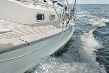 Herreshoff, açık denizde yelken açan eski klasik bir yat tasarladı. Tahta meşe güvertesi. Dalgalar, su sıçratma. Kuzey Amerika tekne yapma gelenekleri. Gezinti, tatil, yelkenli yarışı, spor, eğlence