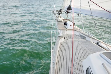 Herreshoff, açık denizde yelken açan eski klasik bir yat tasarladı. Tahta meşe güvertesi. Direğe ve yelkenlere bakın. Ketçap yelkenli. Kuzey Amerika tekne yapma gelenekleri. Gezi, tatil, yelkenli yarışı, spor