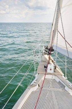 Herreshoff, açık denizde yelken açan eski klasik bir yat tasarladı. Tahta meşe güvertesi. Direğe ve yelkenlere bakın. Ketçap yelkenli. Kuzey Amerika tekne yapma gelenekleri. Gezi, tatil, yelkenli yarışı, spor