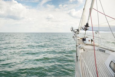 Herreshoff, açık denizde yelken açan eski klasik bir yat tasarladı. Tahta meşe güvertesi. Direğe ve yelkenlere bakın. Ketçap yelkenli. Kuzey Amerika tekne yapma gelenekleri. Gezi, tatil, yelkenli yarışı, spor