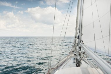 Herreshoff, açık denizde yelken açan eski klasik bir yat tasarladı. Tahta meşe güvertesi. Direğe ve yelkenlere bakın. Ketçap yelkenli. Kuzey Amerika tekne yapma gelenekleri. Gezi, tatil, yelkenli yarışı, spor