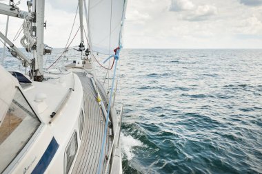 Herreshoff, açık denizde yelken açan eski klasik bir yat tasarladı. Tahta meşe güvertesi. Direğe ve yelkenlere bakın. Ketçap yelkenli. Kuzey Amerika tekne yapma gelenekleri. Gezi, tatil, yelkenli yarışı, spor