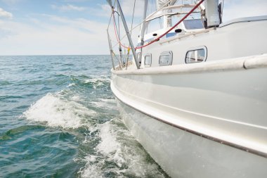 Herreshoff, açık denizde yelken açan eski klasik bir yat tasarladı. Tahta meşe güvertesi. Direğe ve yelkenlere bakın. Ketçap yelkenli. Kuzey Amerika tekne yapma gelenekleri. Gezi, tatil, yelkenli yarışı, spor