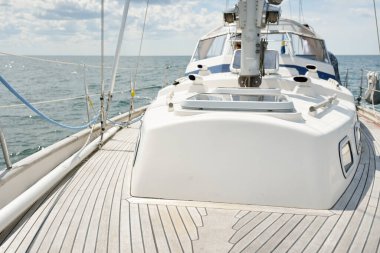 Herreshoff, açık denizde yelken açan eski klasik bir yat tasarladı. Tahta meşe güvertesi. Direğe ve yelkenlere bakın. Ketçap yelkenli. Kuzey Amerika tekne yapma gelenekleri. Gezi, tatil, yelkenli yarışı, spor