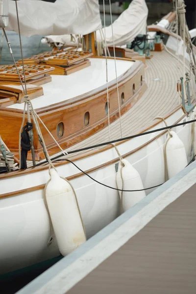 Дорогий Ретро Вітрильний Човен Ketch Причалив Причалу Новій Яхті Дерев — стокове фото