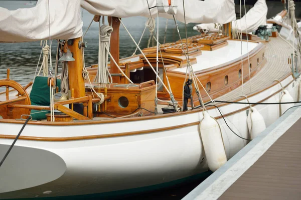 Дорогий Ретро Вітрильний Човен Ketch Причалив Причалу Новій Яхті Дерев — стокове фото
