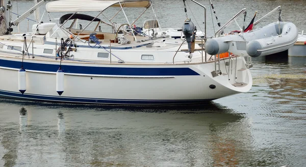 Weißes Kreuzfahrtsegelboot Das Einem Pier Einem Neuen Yachthafen Festgemacht Hat — Stockfoto