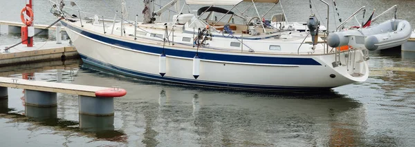 Barca Vela Crociera Bianca Ormeggiata Molo Nuovo Porto Turistico Nautica — Foto Stock
