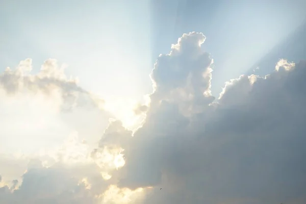 Επικό Σύννεφο Καταιγίδας Λευκά Διακοσμητικά Σύννεφα Του Ηλιοβασιλέματος Απαλό Χρυσό — Φωτογραφία Αρχείου
