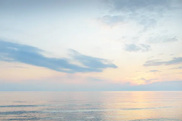 Балтийское Море После Дождя Драматическое Небо Заката Светящиеся Розовые Золотые — стоковое фото