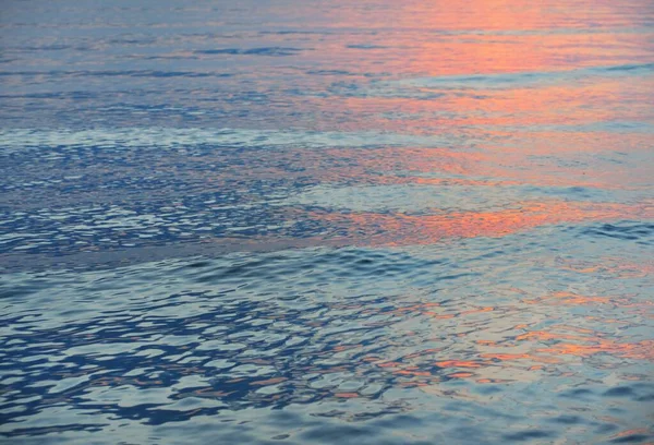日落时分 波罗的海在风暴之后 戏剧化的天空和金黄的阳光反射在水面上 抽象模式 概念图像 图形资源 — 图库照片