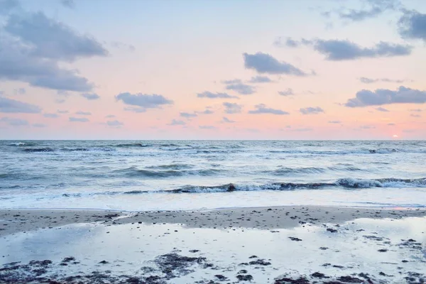 Östersjön Efter Stormen Vid Solnedgången Dramatisk Himmel Blå Och Rosa — Stockfoto