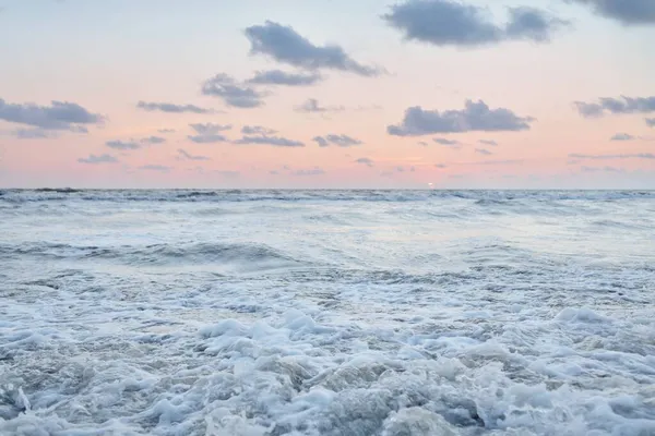 Mar Báltico Depois Tempestade Pôr Sol Céu Dramático Azul Rosa — Fotografia de Stock