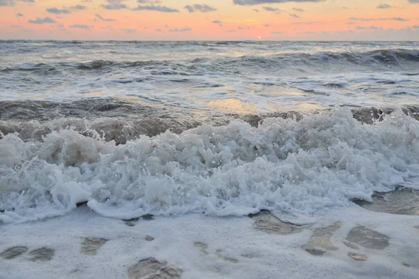 Morze Bałtyckie Burzy Zachodzie Słońca Dramatyczne Niebo Niebieskie Różowe Świecące — Zdjęcie stockowe