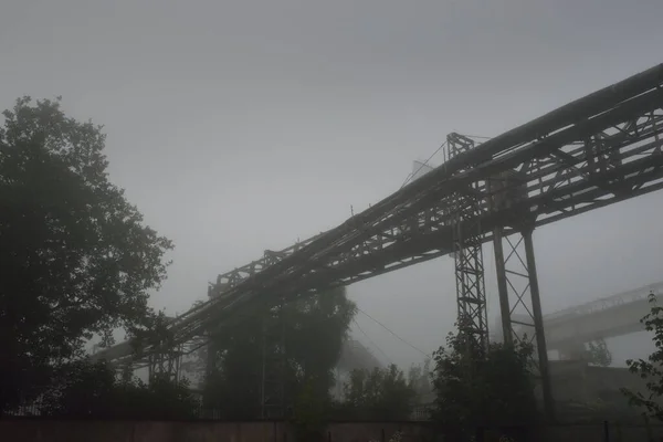 Kalın Beyaz Bir Siste Metalürji Fabrikasının Boru Sistemi Karanlık Şehir — Stok fotoğraf