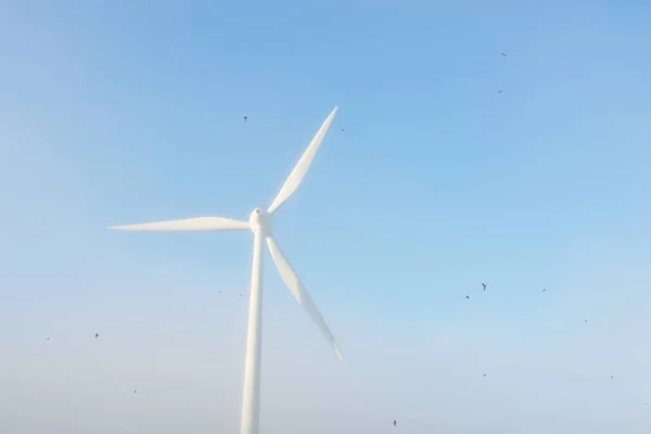 Windkraftanlage Vor Blauem Himmel Aus Nächster Nähe Konzeptbild Grafische Ressourcen — Stockfoto