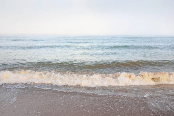 Панорамний Вид Балтійського Морського Берега Тумані Світанку Хвилі Бризки Поверхня — стокове фото
